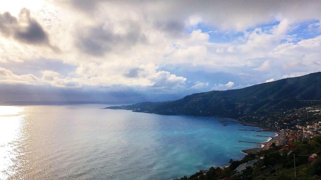 Le Case Del Sole Ventimiglia Bagian luar foto
